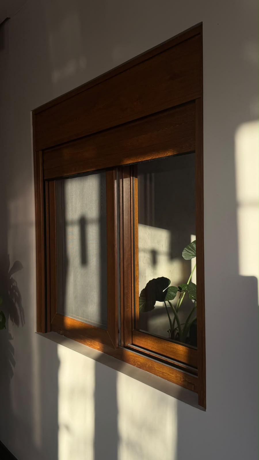 Janela de alumínio cor madeira vista em ângulo no showroom